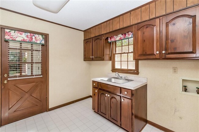 Building Photo - 1005 Westbury Dr