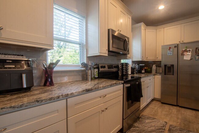 Building Photo - Contemporary 4bd/3.5ba in excellent location