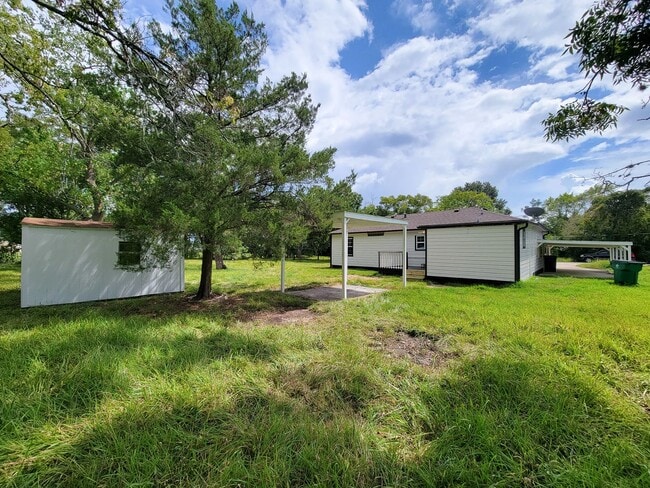 Building Photo - REMODELED 4 BEDROOM 2 BATH LEASE HOME IN A...