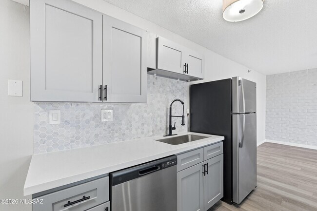 Building Photo - 425 W Paseo Redondo