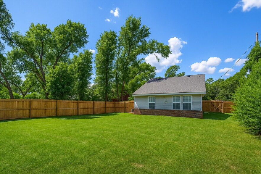 Building Photo - 221 Cactus St