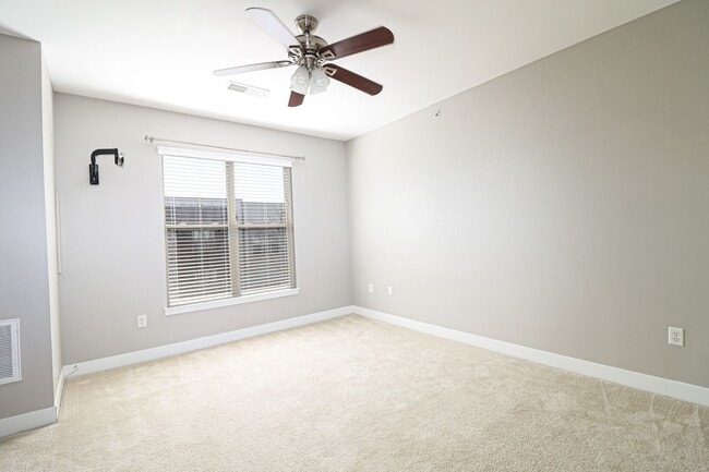 Building Photo - 3 story townhome with Uptown View