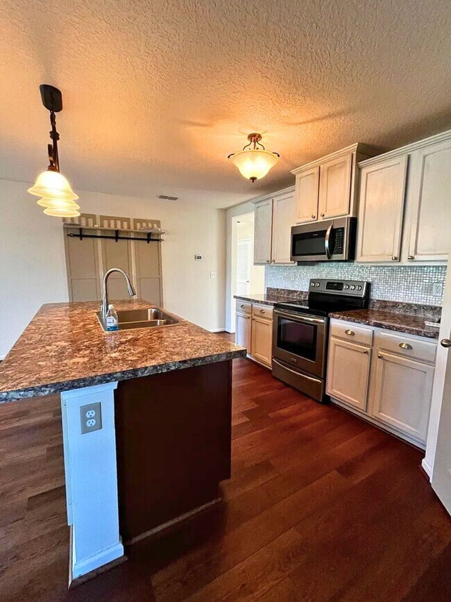 Building Photo - 4/2 with Community Amenities