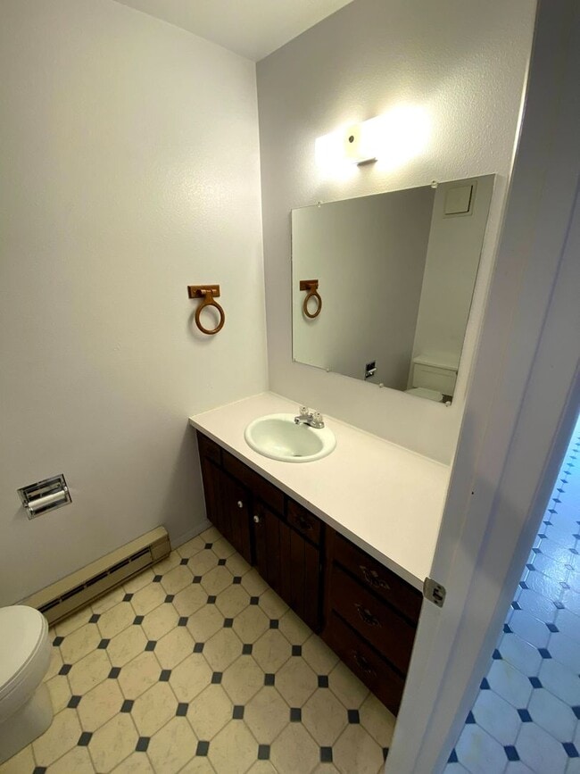 Building Photo - 3 Bedroom, 1.5 Bathroom Townhouse Next to High School and Middle School