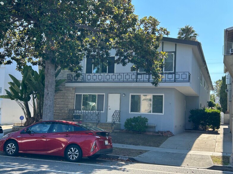 Building Front on Doheny - 325 S Doheny Dr