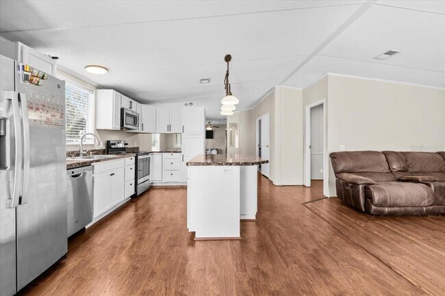 Building Photo - 13920 Hillcrest Dr