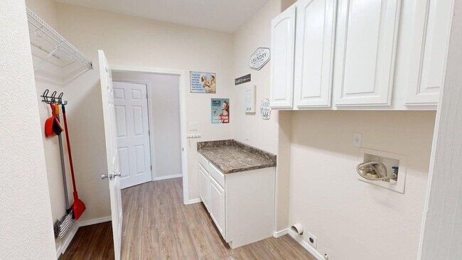 Building Photo - 3-Bedroom/2.5-Bathroom in Alamogordo, NM