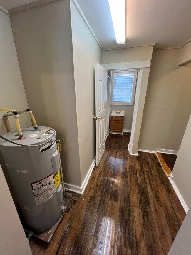 Building Photo - Nice little 3 bed/1 bath bungalow