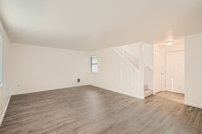 Building Photo - 2025 C St SE