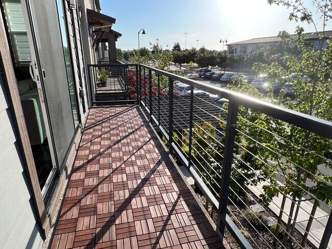 Building Photo - 215 Burbank St