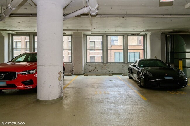 Building Photo - 565 W Quincy St