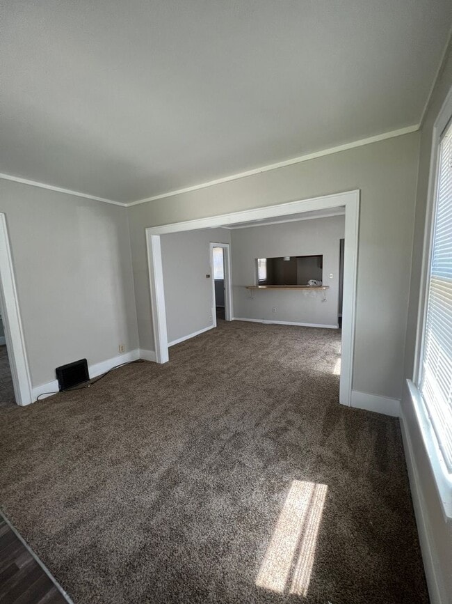 Building Photo - 2 bedroom 1 bath house. off street parking. $1000