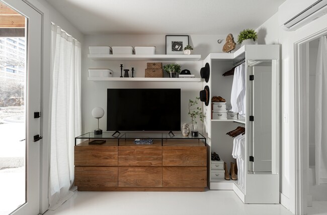 Building Photo - Signal Hill Studios