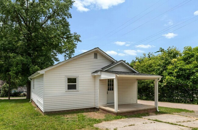 Building Photo - 901 Skyland St