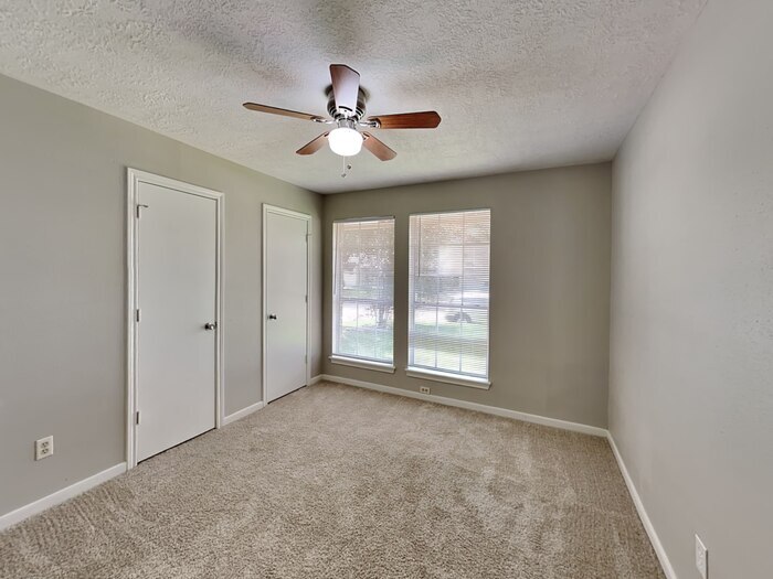 Building Photo - 2419 Sherwood Hollow Ln