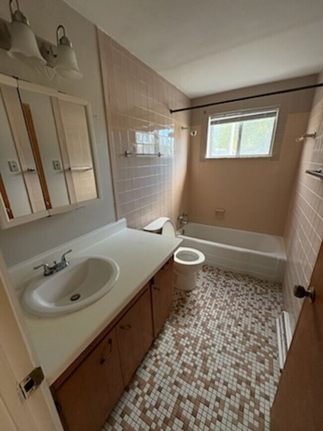 Building Photo - 2902 N Rockwood Dr