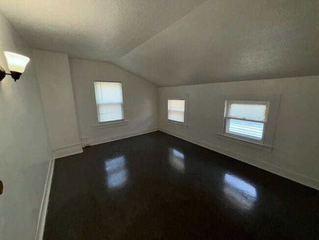 Building Photo - 218 Spencer St