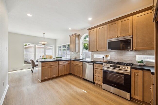 Building Photo - 6806 Flowermound Dr