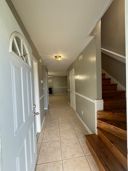 Building Photo - 300 OLYMPIA CT