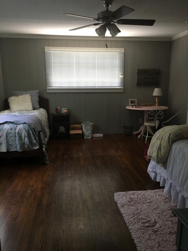 Building Photo - 123 Lloyd St