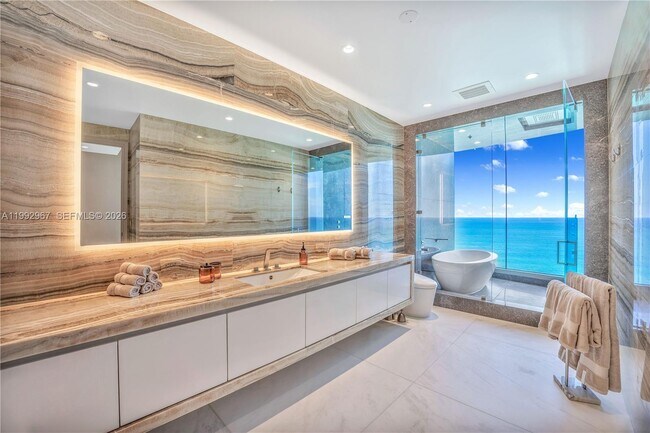 Building Photo - 17901 Collins Ave