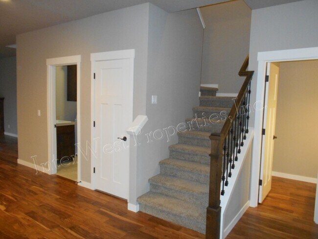 Building Photo - 3+ BED 2.5BA TIGARD HOME WITH DEN, SOAKER ...