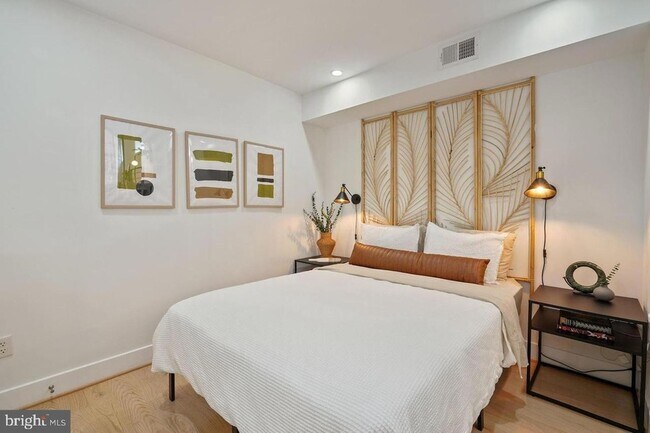 Building Photo - 1211 G St SE