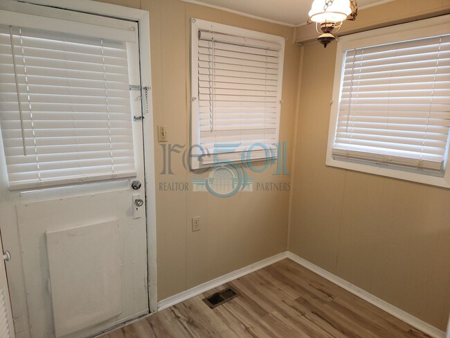 Building Photo - Great Find in Hillcrest! 2BR & 1 BA