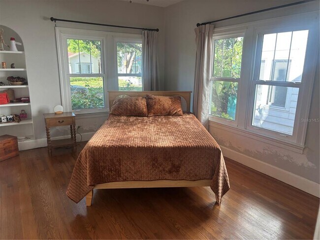 Building Photo - 316 18th Ave NE