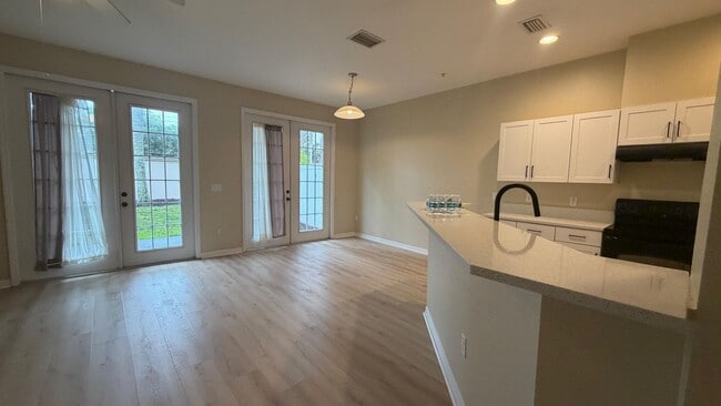 Building Photo - Beautiful 2 bed & 2.5 bath townhome