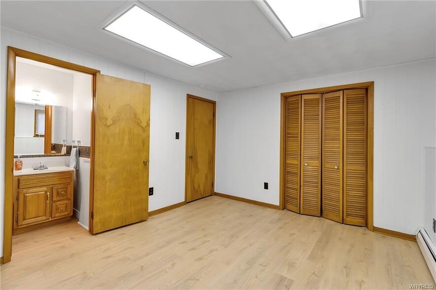 Bedroom with 1/2 bath - 28 Mead St