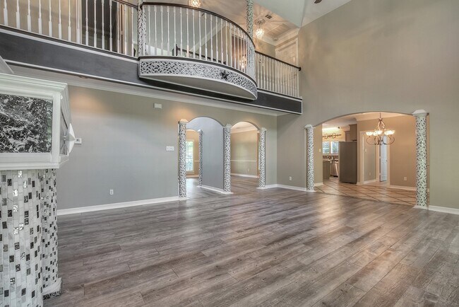 Building Photo - 10819 Lake Windcrest Blvd