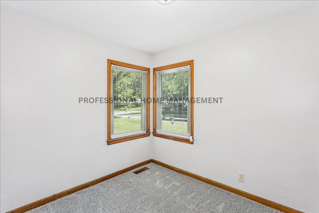 Building Photo - Charming 3 bedroom 1 bath home with 2 garages! Move In Special- 1/2 off of 1st full month's rent!