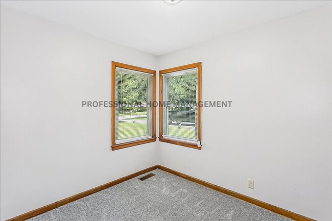 Building Photo - Charming 3 bedroom 1 bath home with 2 garages!