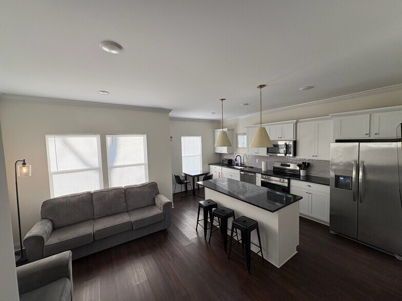 Building Photo - 5538 Stream Ln