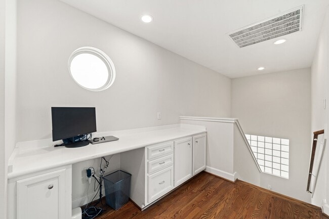 Building Photo - 548 Westcross St