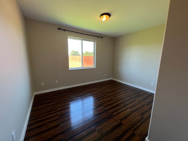 Building Photo - Modern 3 Bedroom Home