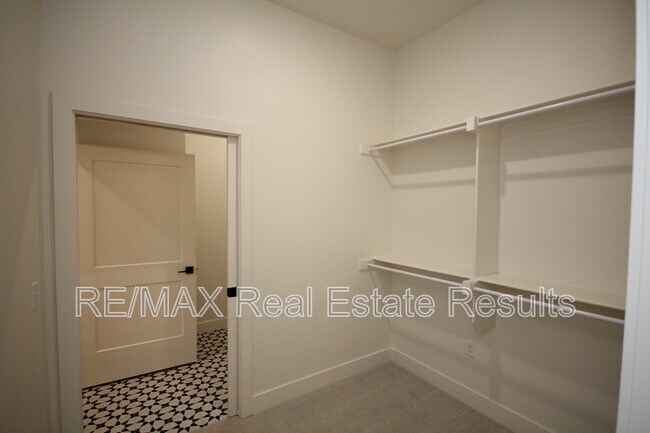 Building Photo - 1900 W Saddlebrook Ln