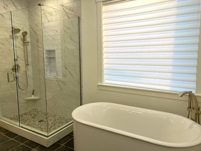 Building Photo - 3Bd/2Ba Single Story House - Available to ...