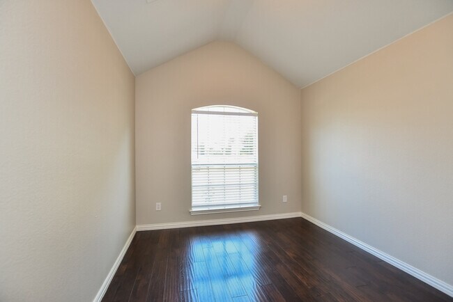 Building Photo - 911 Walters Dr