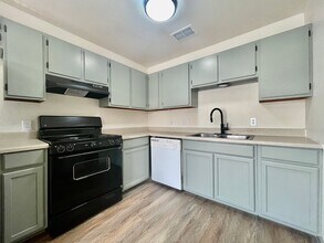 Building Photo - 2 Bedroom apartment w/ Washer and Dryer - ...