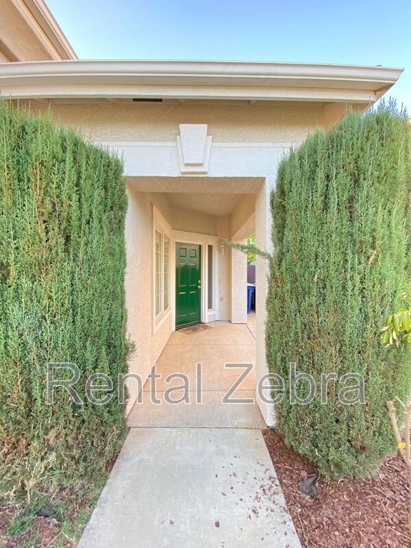 Building Photo - 1923 Pinehurst Dr