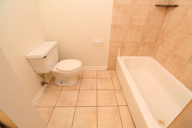 Building Photo - 2BR/1BA Apartment in Prime Pace Location –...