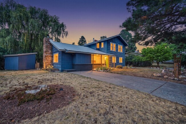 Building Photo - 305 Mesa Dr