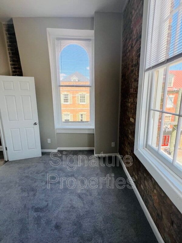 Building Photo - 22 Bollingbrook St