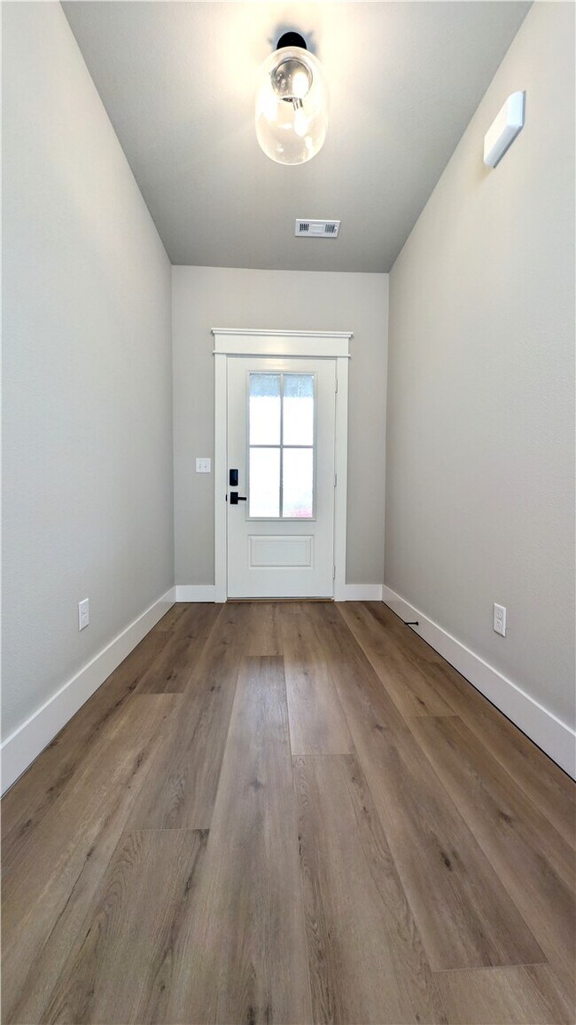 Building Photo - 308 White Oak St