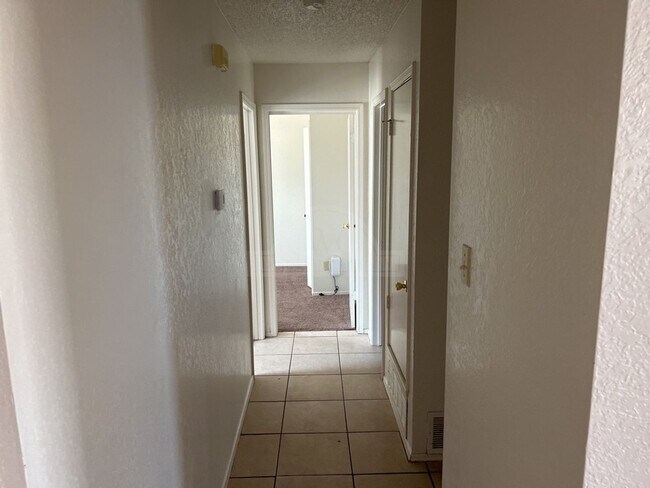 Building Photo - 2209 Fieldstone Dr