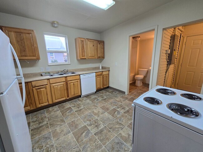 Building Photo - Northside Spokane! Available Now! Move In Special!!