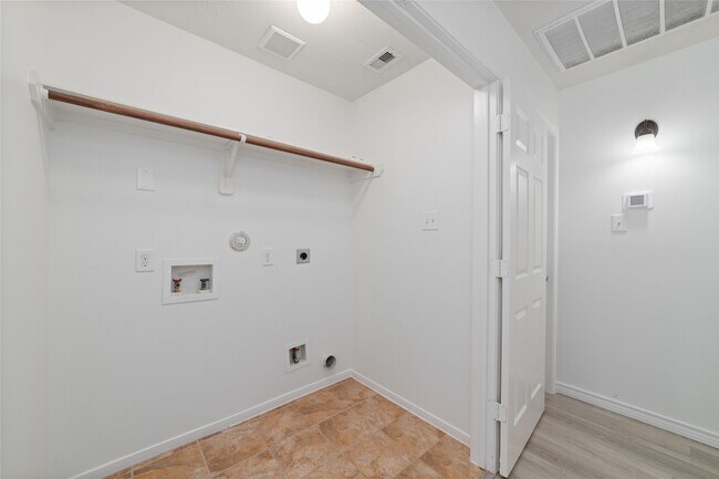 Building Photo - 8914 Parlin Ridge Dr