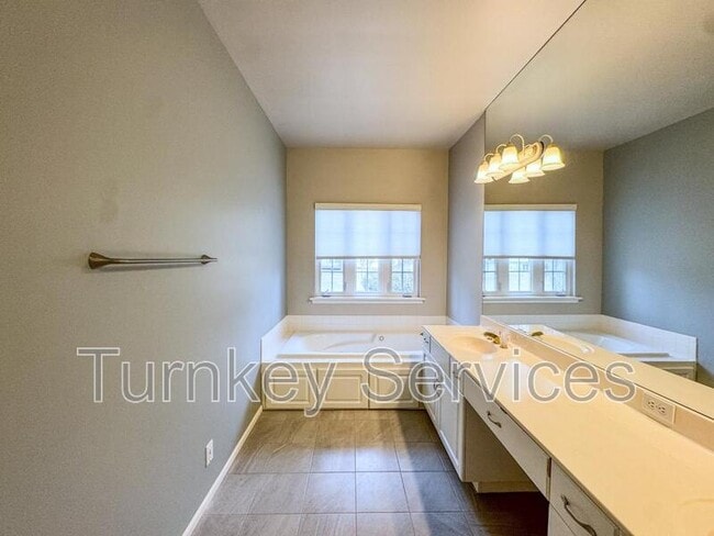 Building Photo - 717 Villa Plaza